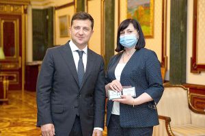 Володимир Зеленський вручив посвідчення Марії Чорній